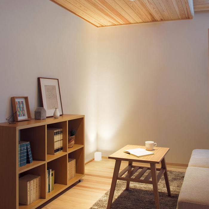 間接照明でやさしく包み込むナチュラルなリビング空間
