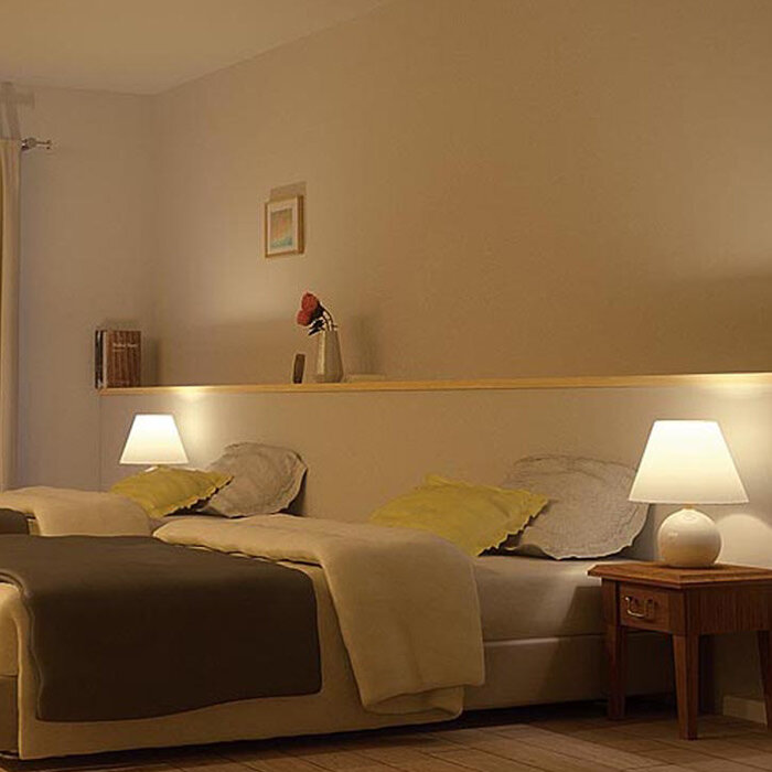 ベッドサイドのスタンド照明に便利な紐スイッチタイプ （寝室） 