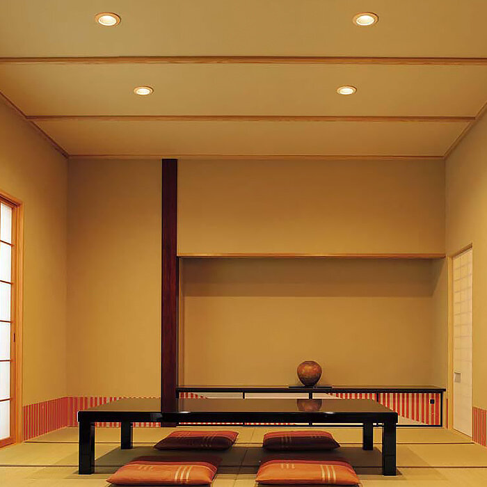 和室にぴったりの白木枠ダウンライト （和室） 