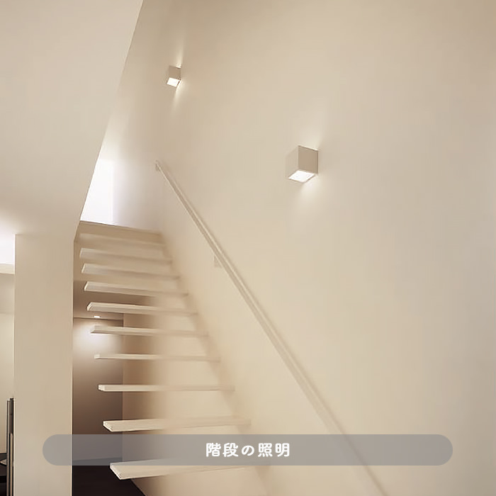 階段から照らす