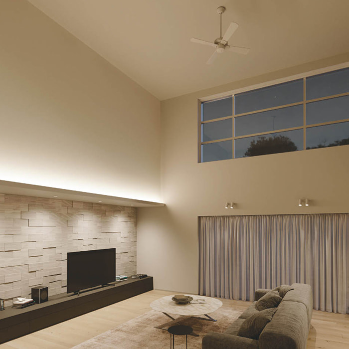 天井際にライン状の光を走らせたコーブ照明の実例