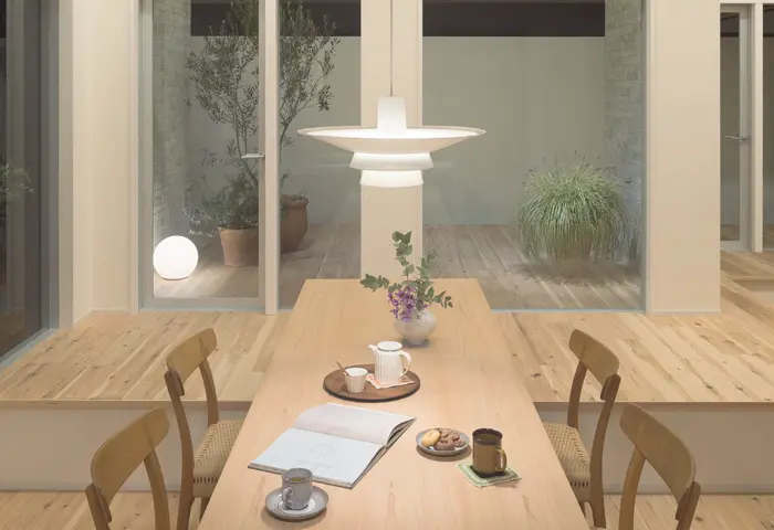 天井から吊り下がる食卓のペンダントライト