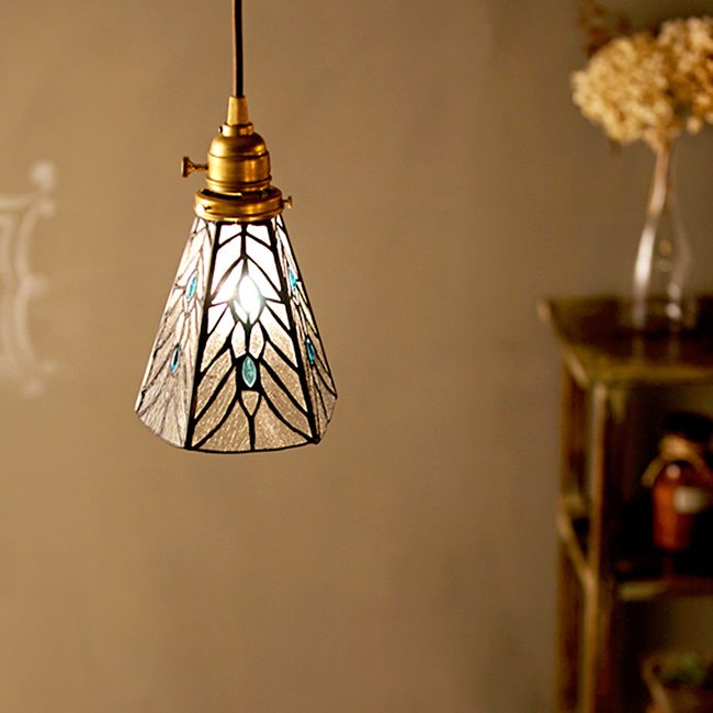 実例10選】ステンドグラスの光を透したランプは美しく幻想的 