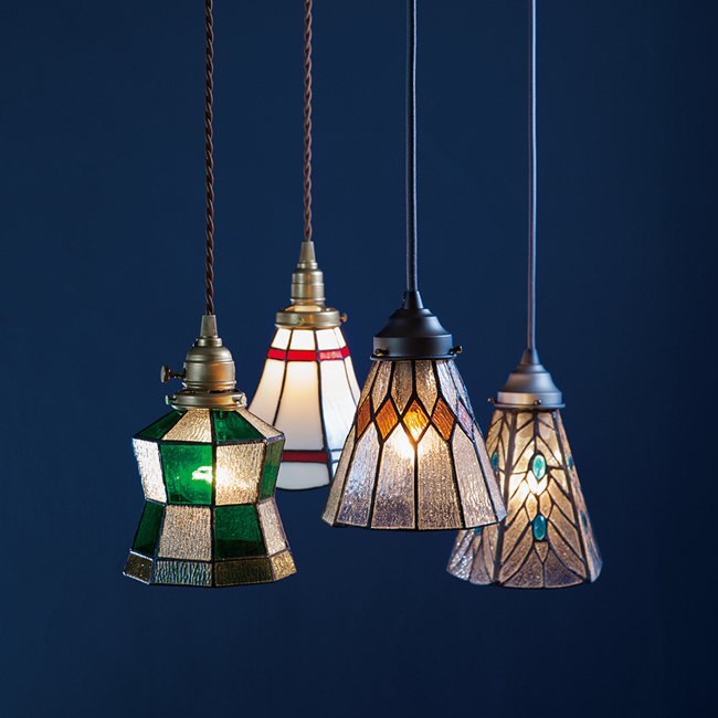 実例10選】ステンドグラスの光を透したランプは美しく幻想的