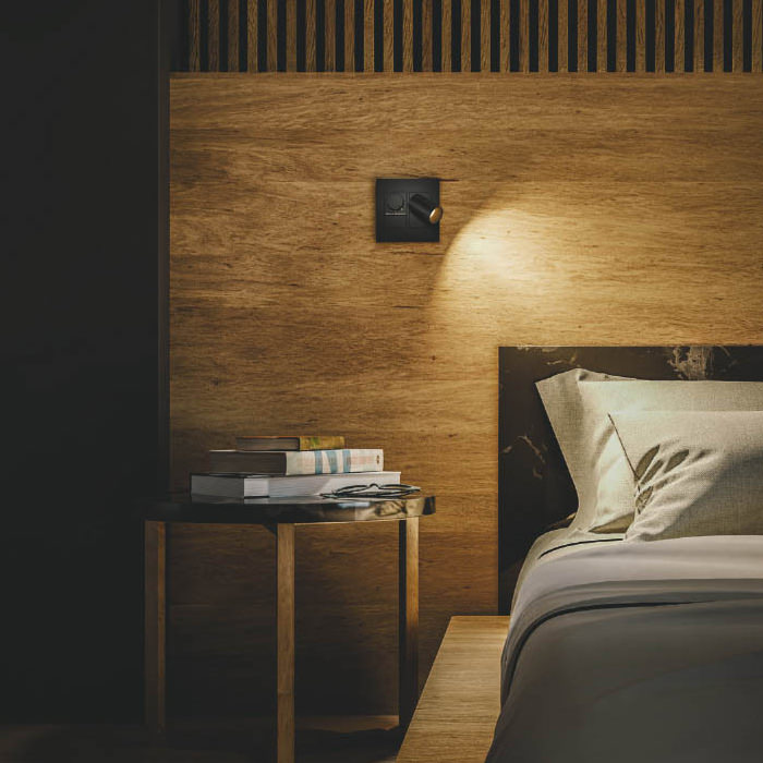 寝室に設置されたブラケットライトのシーン