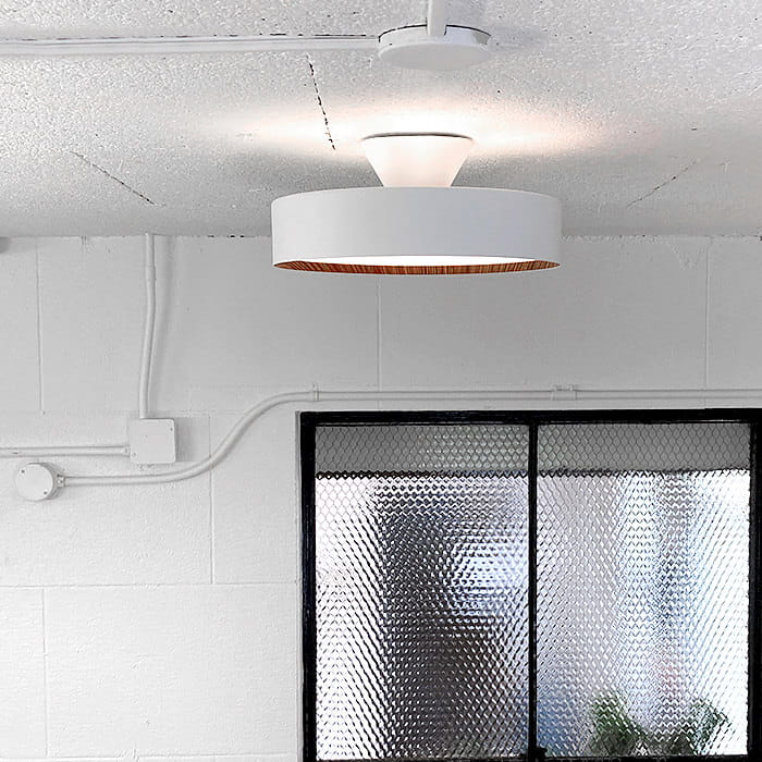 天井に設置されたシーリングライトの設置例。部屋全体を均一に照らす照明デザイン